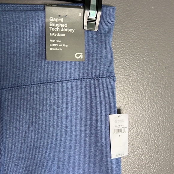 GapFit matching set - top & matching bike shorts set - Picture 6 of 7